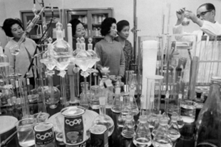1967年　全国の生協に先駆けて独自の商品検査室を開設